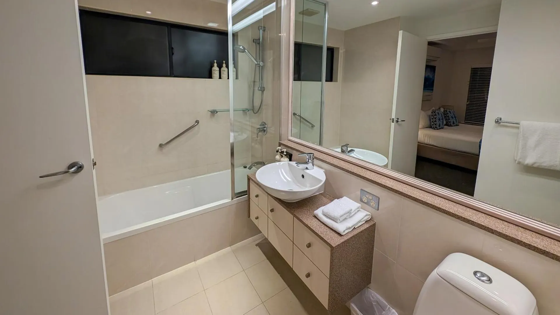 Eagle View - Noosa Springs Apartment